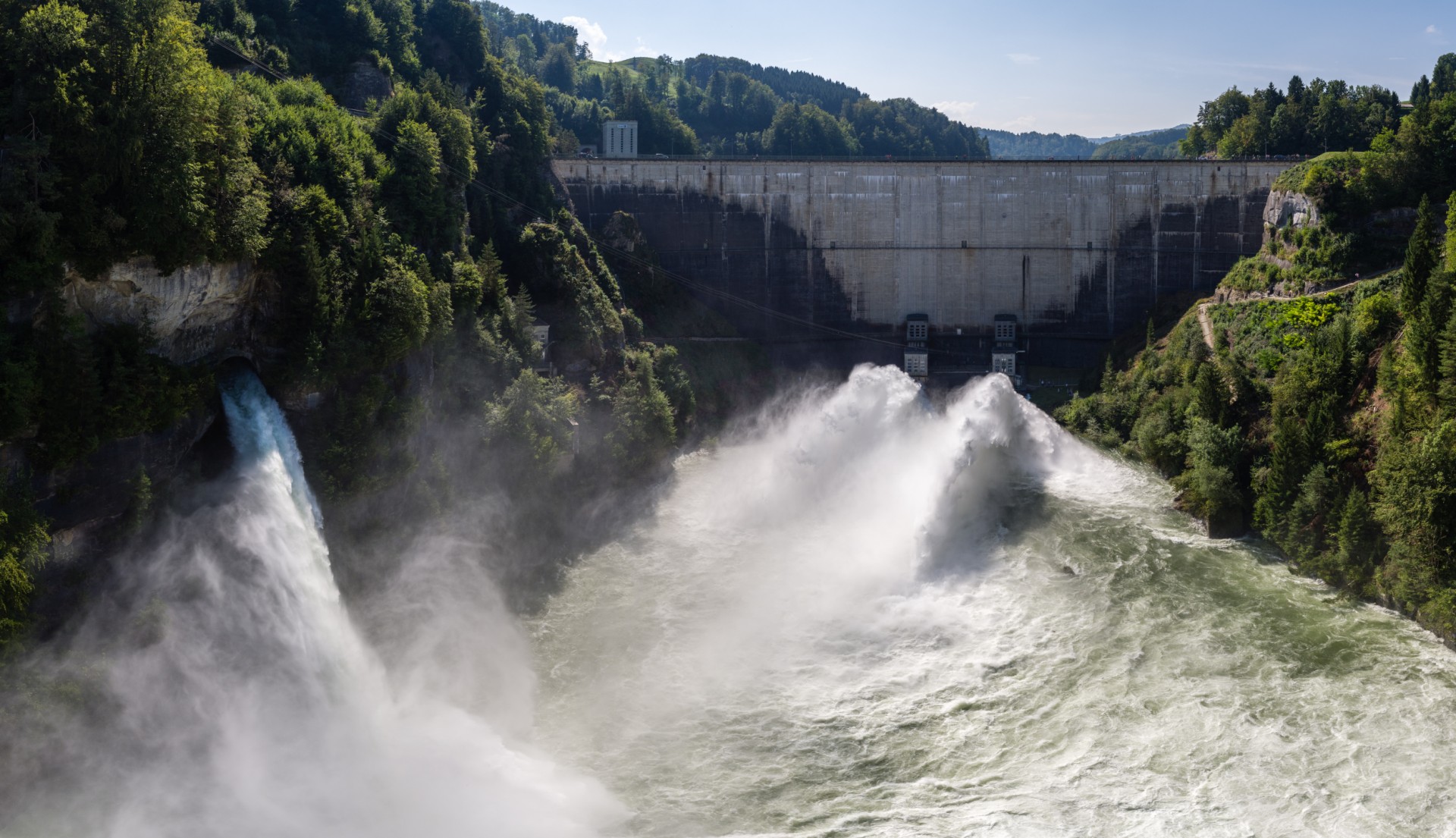 Frontansicht Talsperre während Hochwasser.