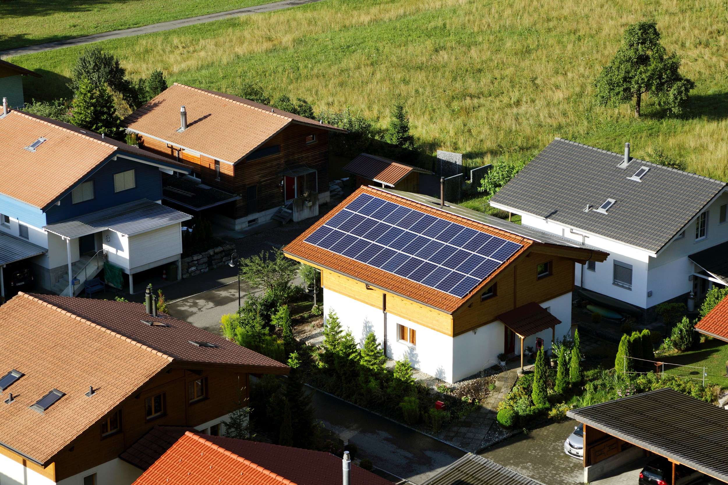 Ein Haus in Interlaken: Damit die Sonnenergie ihr Potenzial ausschöpfen kann, braucht es die Fläche einer Million Hausdächer für Solar-Panels.