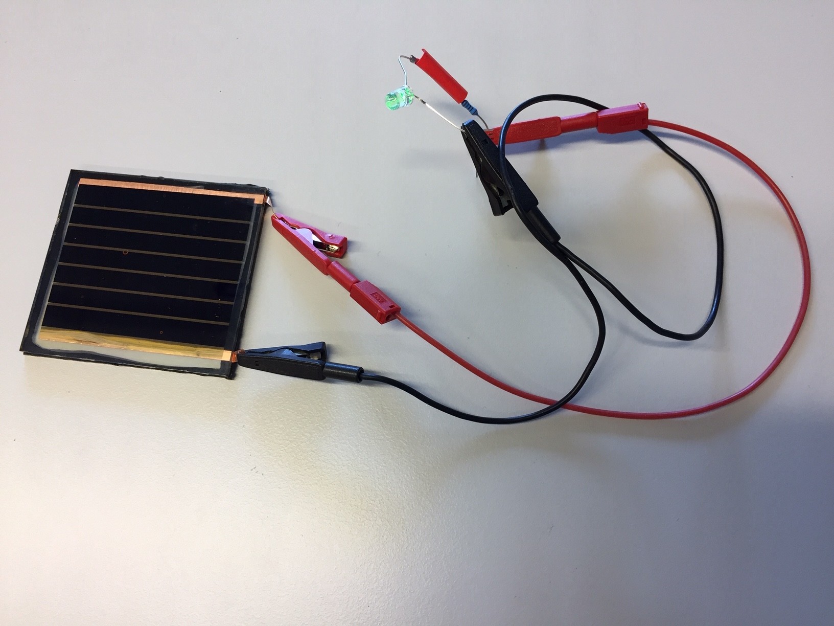 Ein Perowskit-Solarmodul aus dem Labor der ETH Lausanne. Es wandelt Sonnenlicht äusserst effizient in Strom um.