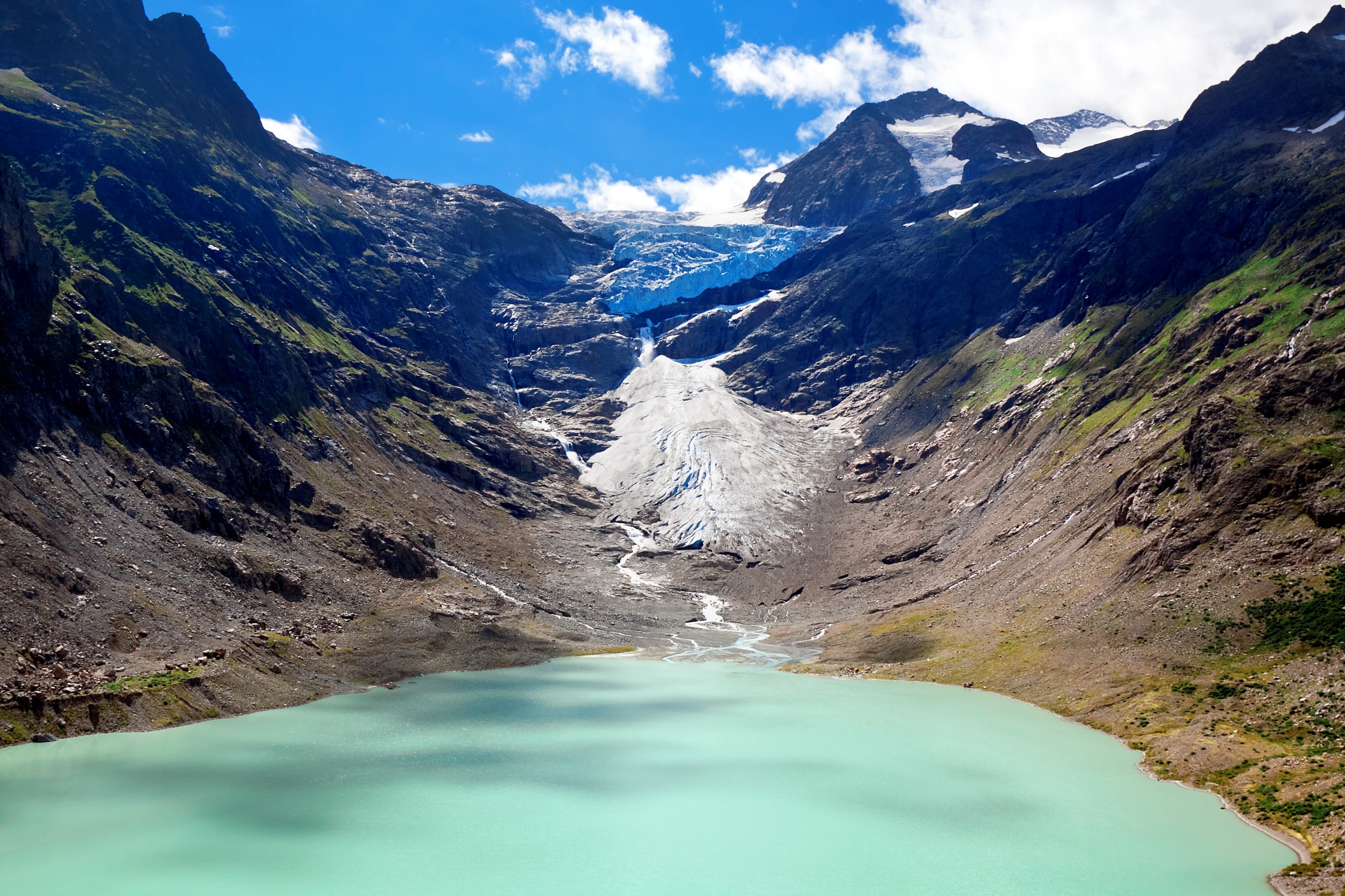 Unterhalb des abschmelzenden Triftgletschers gibt es Potenzial für eine neue Wasserkraftanlage – deshalb befindet sich dort ein Staudamm in der Planung.