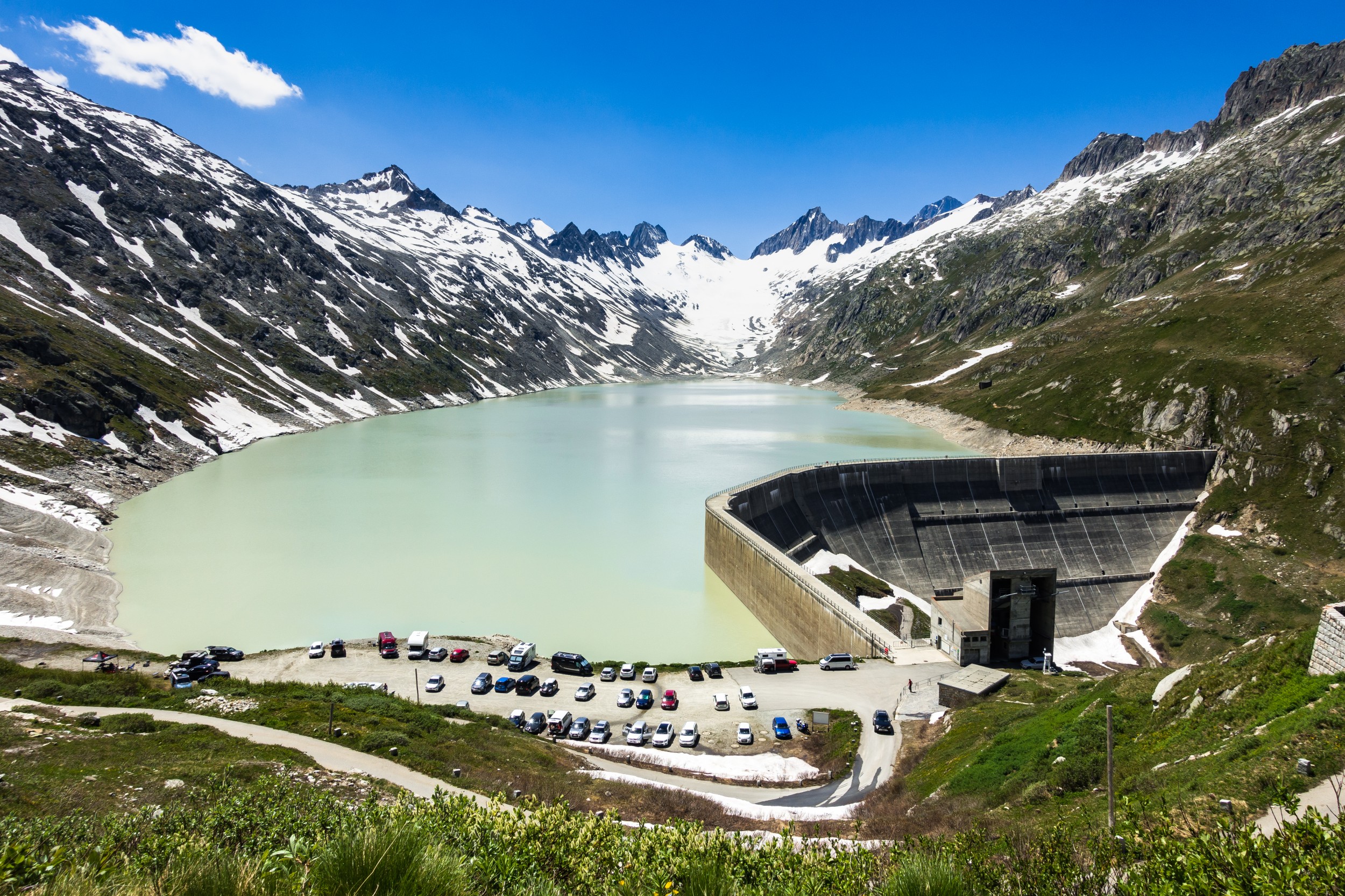 Der Oberaarstausee im Kanton Bern: Die Wasserkraft hilft, die durch Solar- und Windenergie entstehenden Schwankungen aufzufangen.