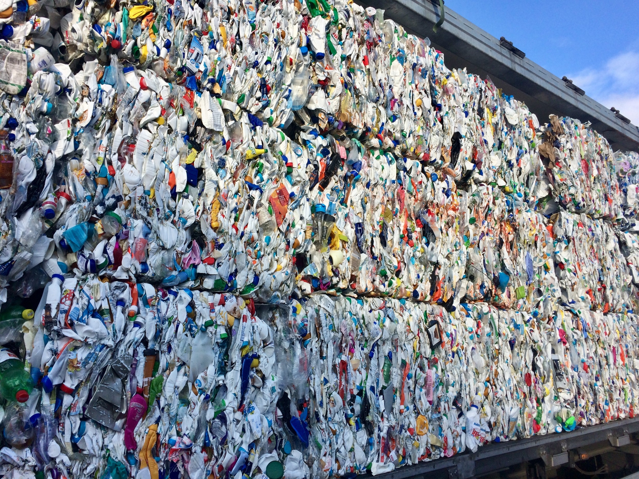 Aus diesem Kunststoffabfall entsteht durch Recycling neues Ausgangsmaterial, beispielsweise für die Herstellung von Verpackungen. Aufgenommen bei der Firma Innorecycling AG in Eschlikon im Kanton Thurgau.