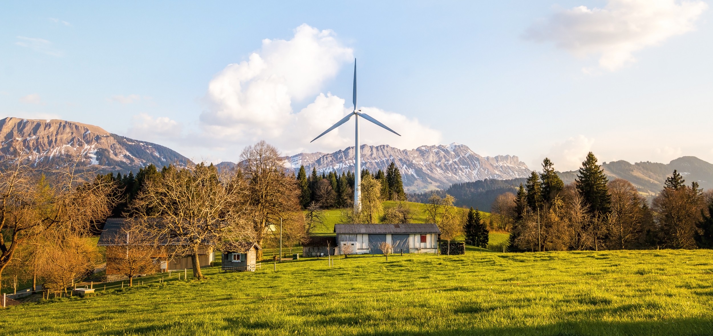 Auf das Stromnetz der Zukunft kommen grosse Veränderungen zu: Wegen der vielen dezentralen Photovoltaik- und Windkraftanlagen benötigt es neue, hochleistungsfähige Kühlsysteme für Bauteile.