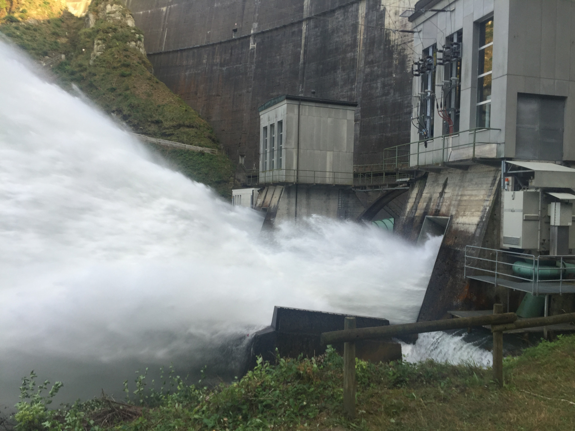 Am Fuss der Staumauer von Rossens schiesst das Wasser aus den Schleusen.