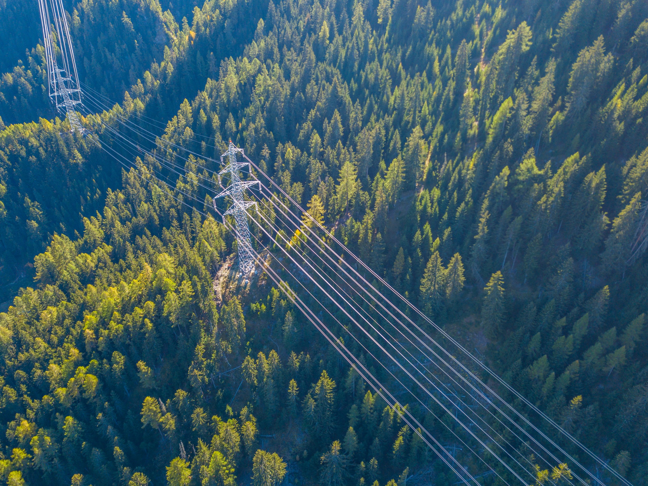 Der Ausbau der erneuerbaren Energien stellt die Netze vor Herausforderungen – eine Möglichkeit ist die Kombination von Wechsel- und Gleichstrom in unterschiedlichen Kabeln auf derselben Stromleitung.