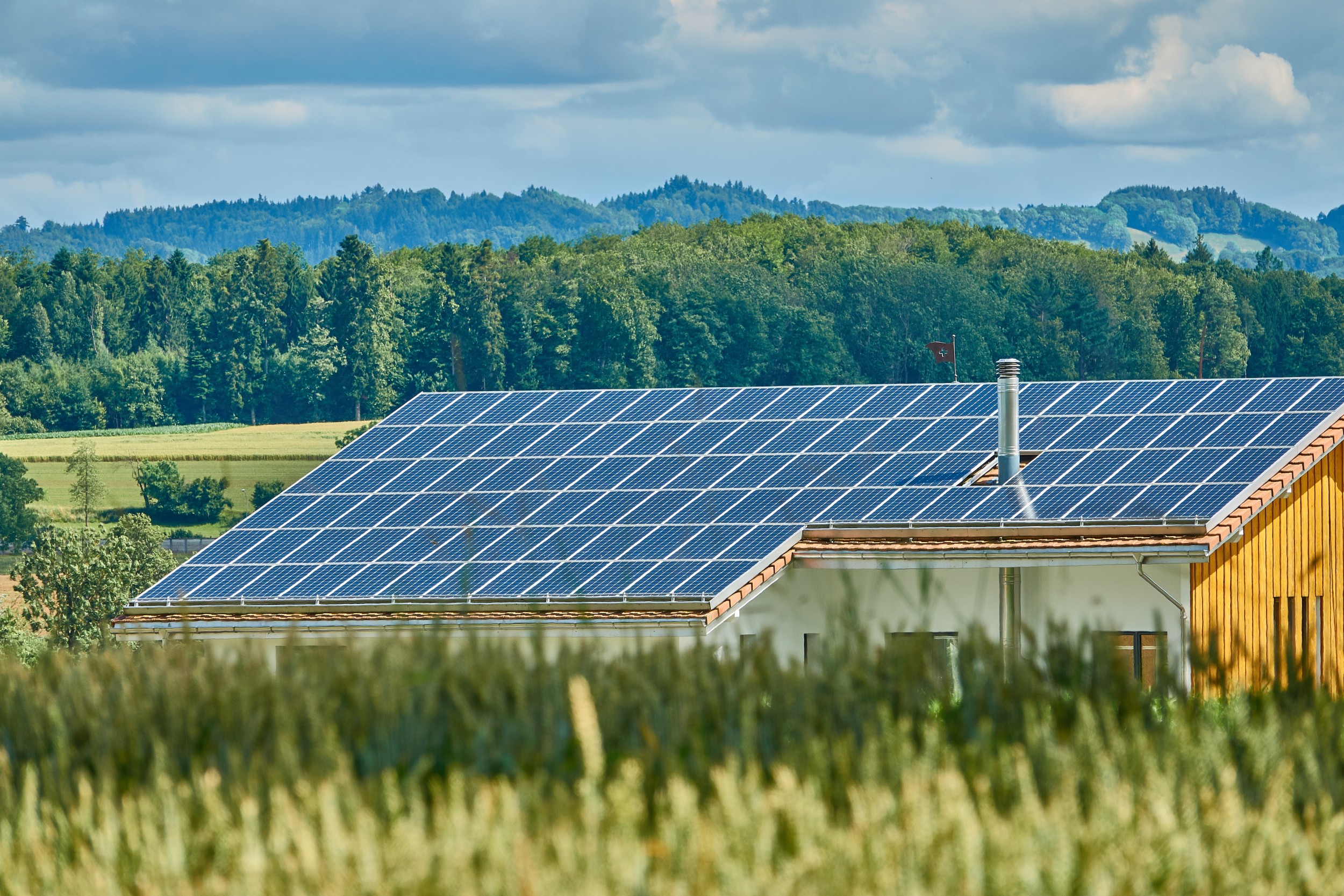 Je mehr dezentrale Energiequellen wie Photovoltaik-Anlagen das Stromnetz speisen, desto wichtiger wird es, Schwankungen auszugleichen.