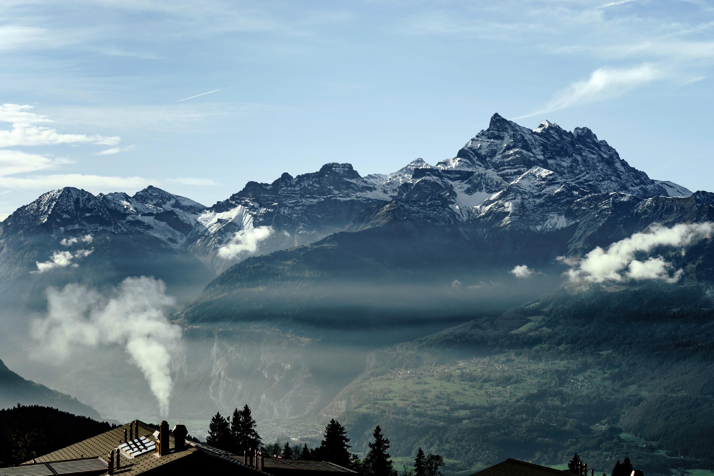 Holzheizungen können in Alpentälern für eine erhebliche Belastung der Luftqualität sorgen.