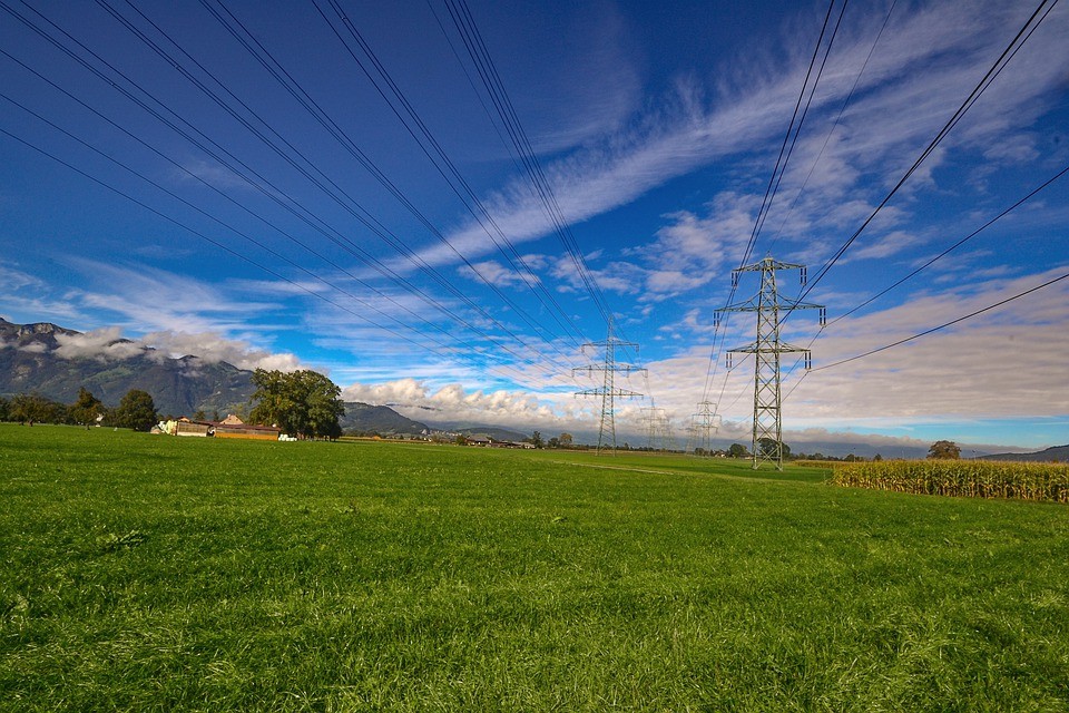 Das Stromnetz der Zukunft muss neuen Herausforderungen gewachsen sein – insbesondere die schwankende Einspeisung von elektrischem Strom aus erneuerbaren Quellen macht neue Bauteile notwendig.