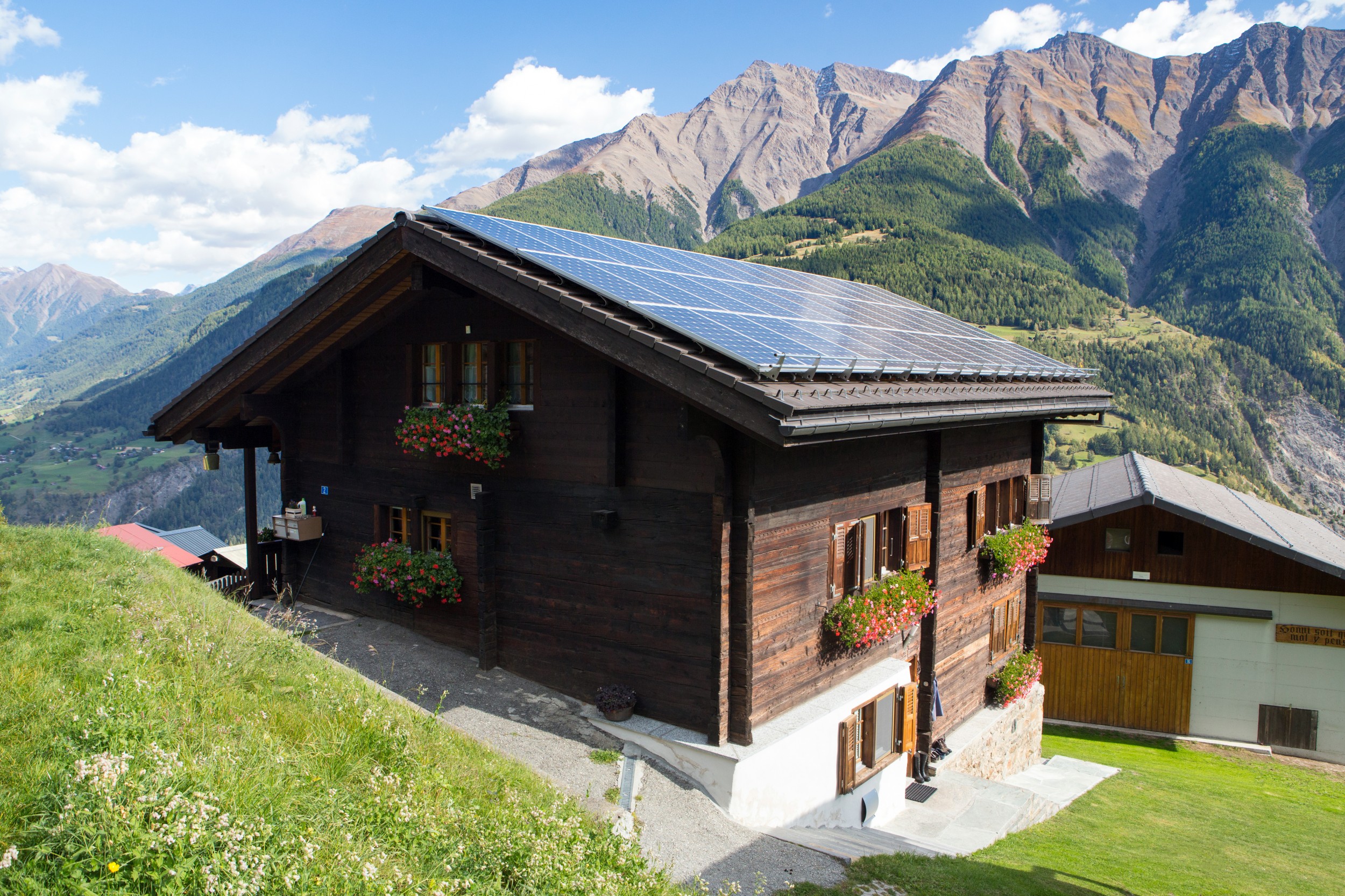 Die ideale Ergänzung für jedes Dach – dazu muss die Tandemsolarzelle aus Schweizer Forschung aber noch witterungsbeständiger werden.