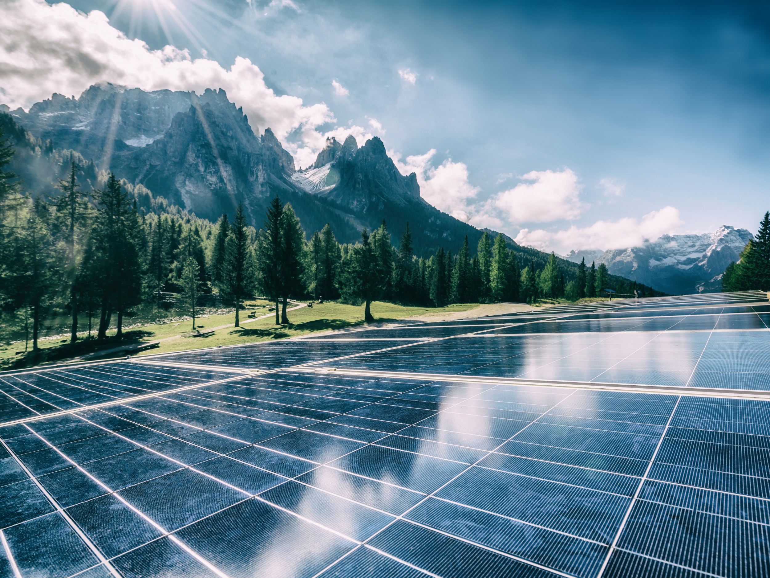 Sonnenschein soll zusammen mit Kupfer der Schweiz helfen, das Speicherproblem der erneuerbaren Energien zu lösen.