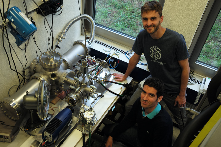 The researchers Jens Ammann and Patrick Ruch with the experimental setup with which they characterised the heat and mass transport in the sorption heat exchangers.