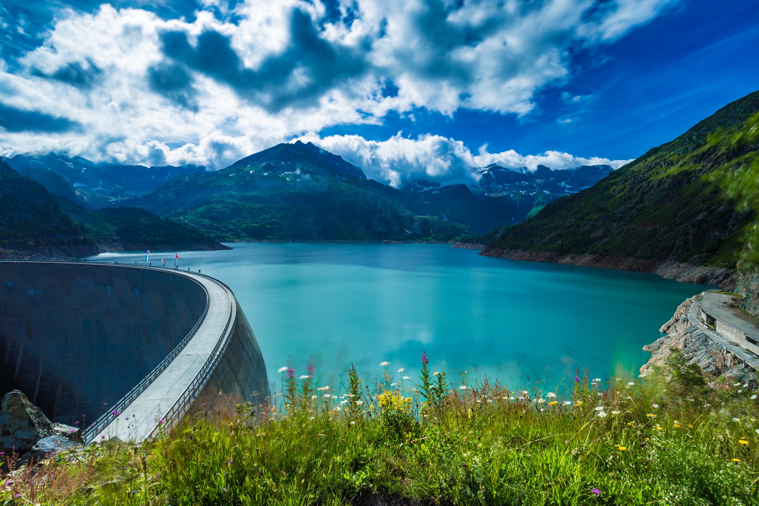 A dam in an idyllic landscape: Lac d’Emosson in the Valais Alps.