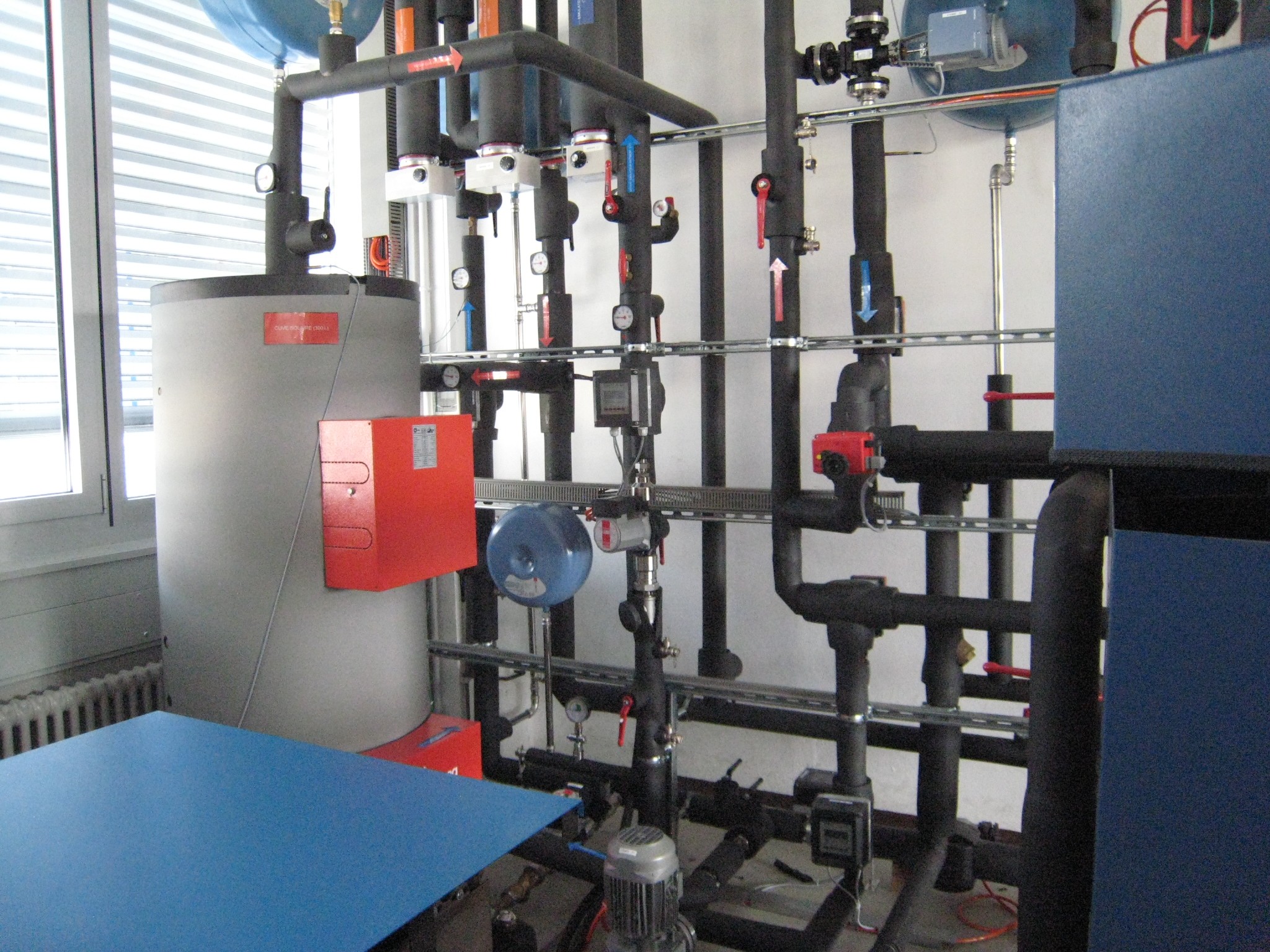 For experiments in the laboratory: the thermohydraulic system simulates the functioning of an adsorption heat pump.