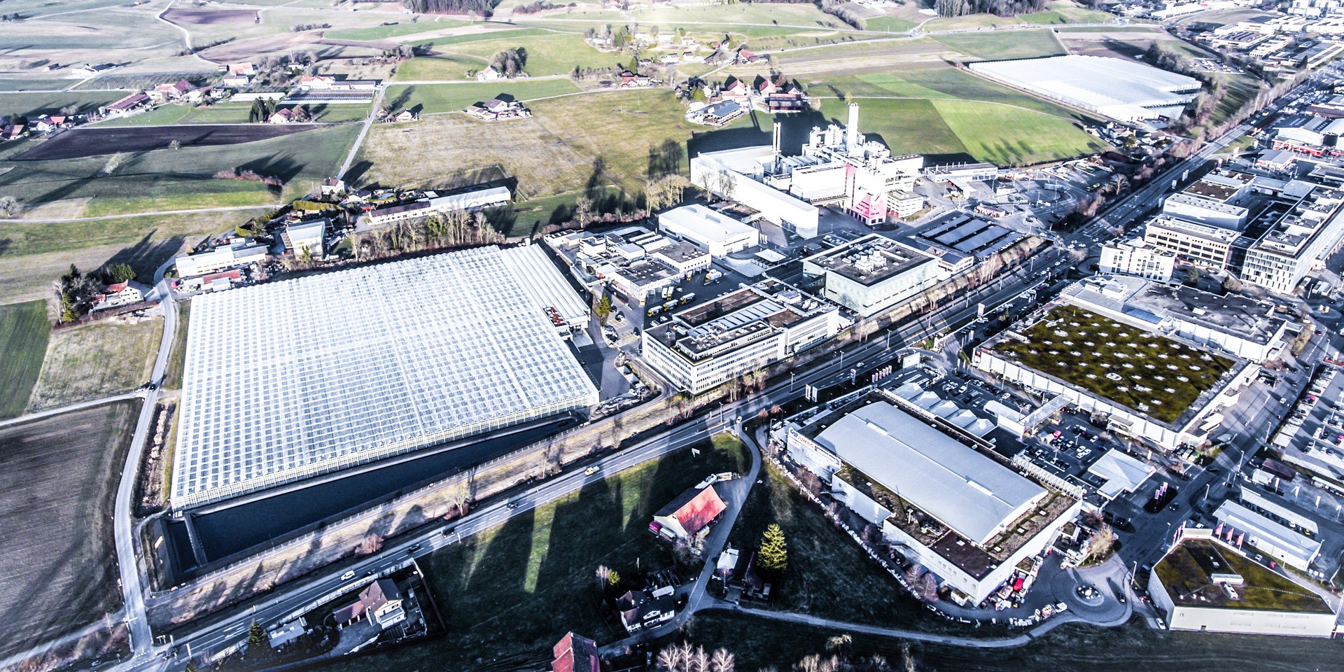 MSWI plants as power stations: at the KEZO disposal and recycling plant in Hinwil, two large greenhouses are connected that use the heat from the municipal solid waste incineration. Electricity is also produced at this MSWI plant.