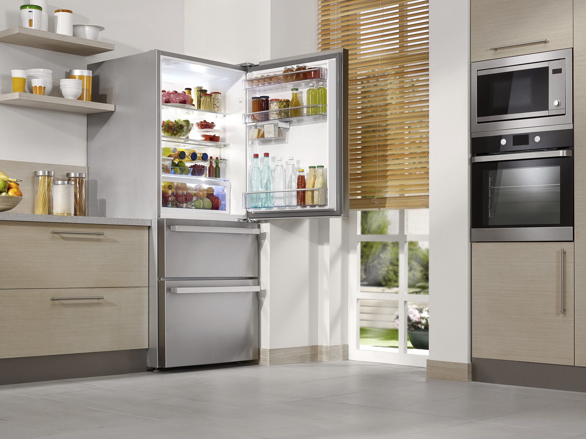 Modern kitchens with impressive refrigerators, ovens and steamers: new electrical appliances are generally more energy-efficient, but in many cases, the appliances purchased are more numerous, larger and are used more intensively, which means that part of the energy savings are lost.