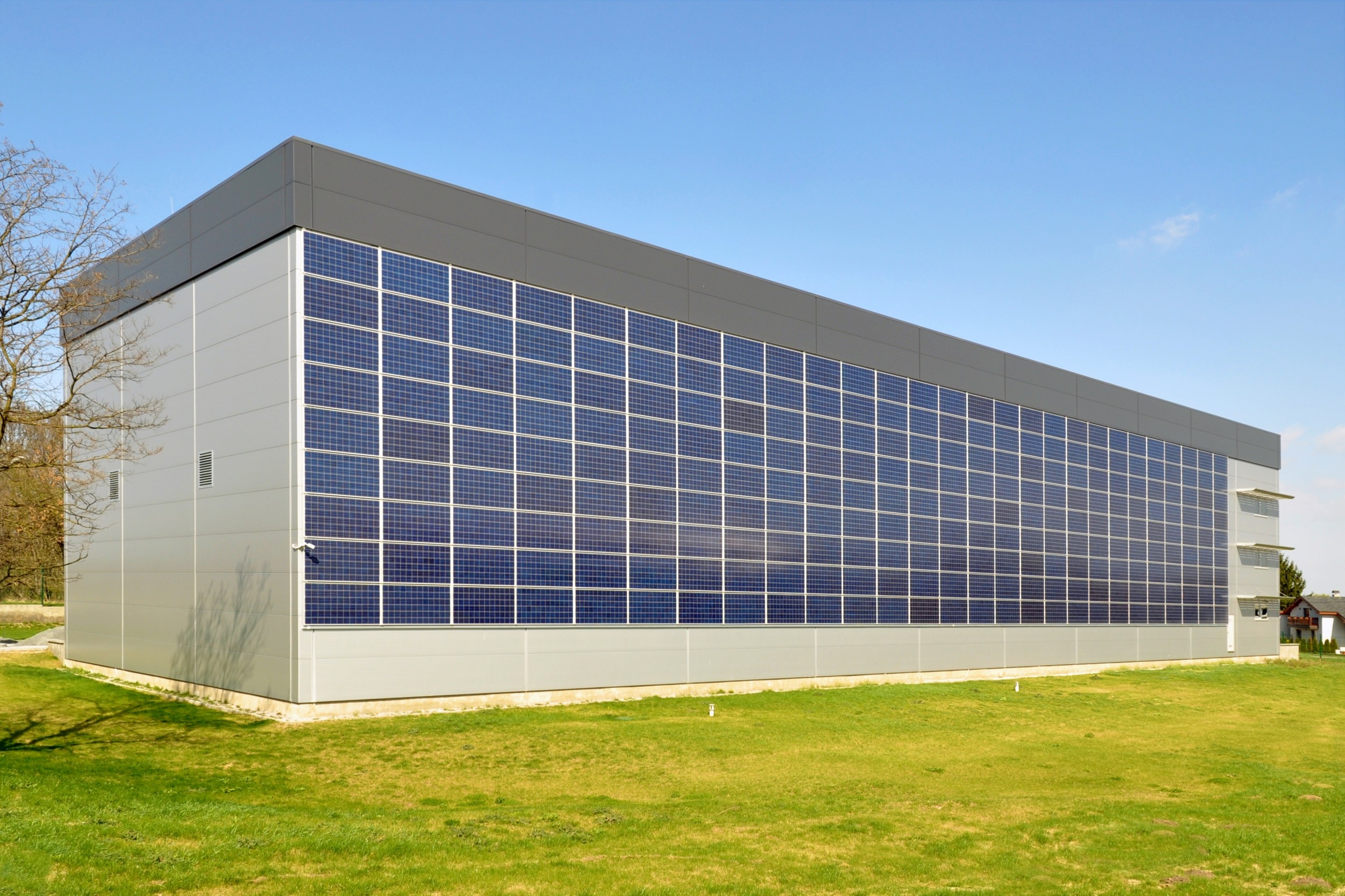 Solarzellen in Gebäudefassaden produzieren nicht nur Strom, sondern können auch zur Wärme- oder Schalldämmung eingesetzt werden.
