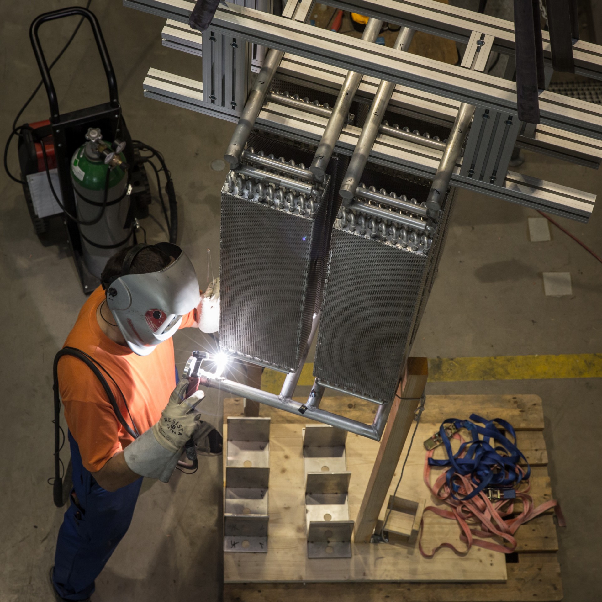 The new heat pump takes shape: Walter Camenisch from the University of Applied Sciences Rapperswil welds the heat exchanger elements together.