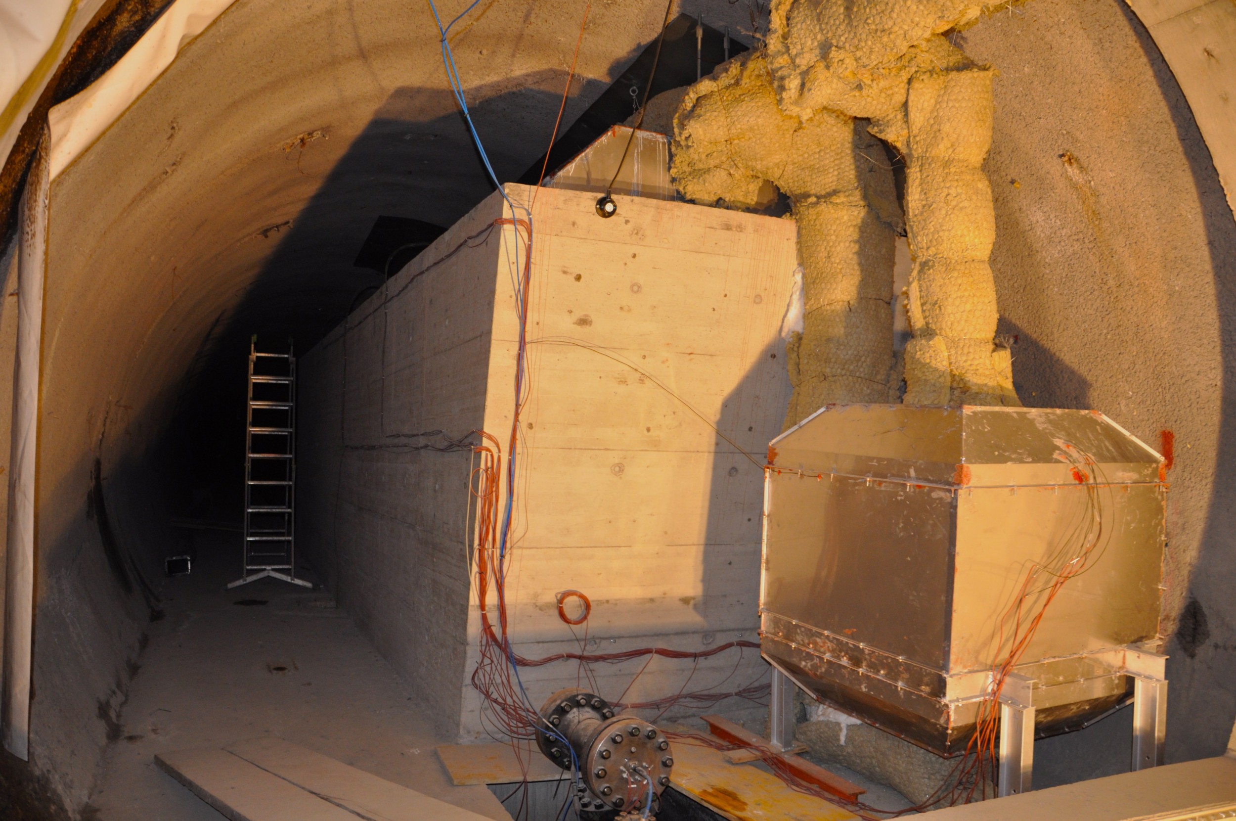 Energy storage using compressed air becomes efficient when the heat produced during compression is also stored, as is the case in this pilot plant, which features a storage tank each for latent heat (foreground) and sensible heat (background).