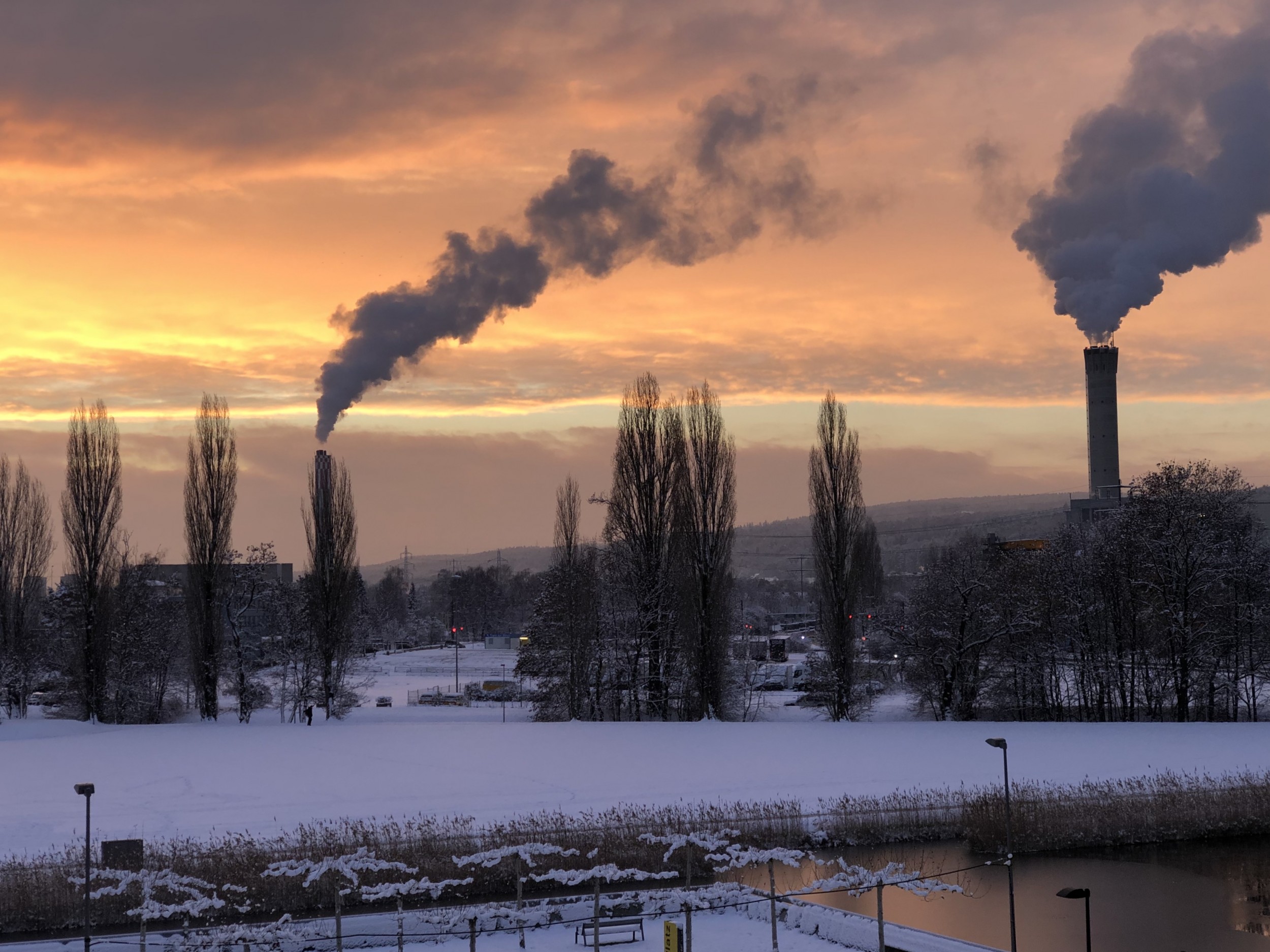 The positive side of waste: at the Hagenholz waste incineration plant in Zurich (right), the incineration heat is captured and utilised. Together with the Aubrugg wood-fired power plant (left in the image), the plant supplies the majority of the district heating grid of the city of Zurich.