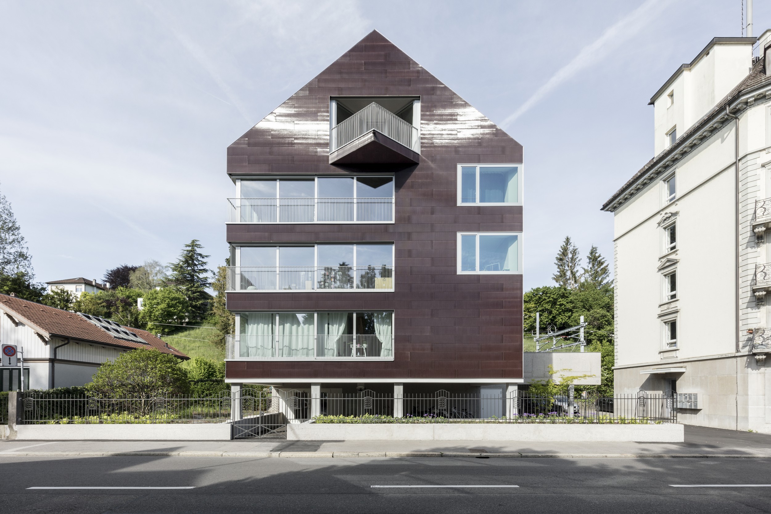 The colour-printed photovoltaic cells on the face of the "Solaris" residential building in Zurich cover the tenants' electricity needs.