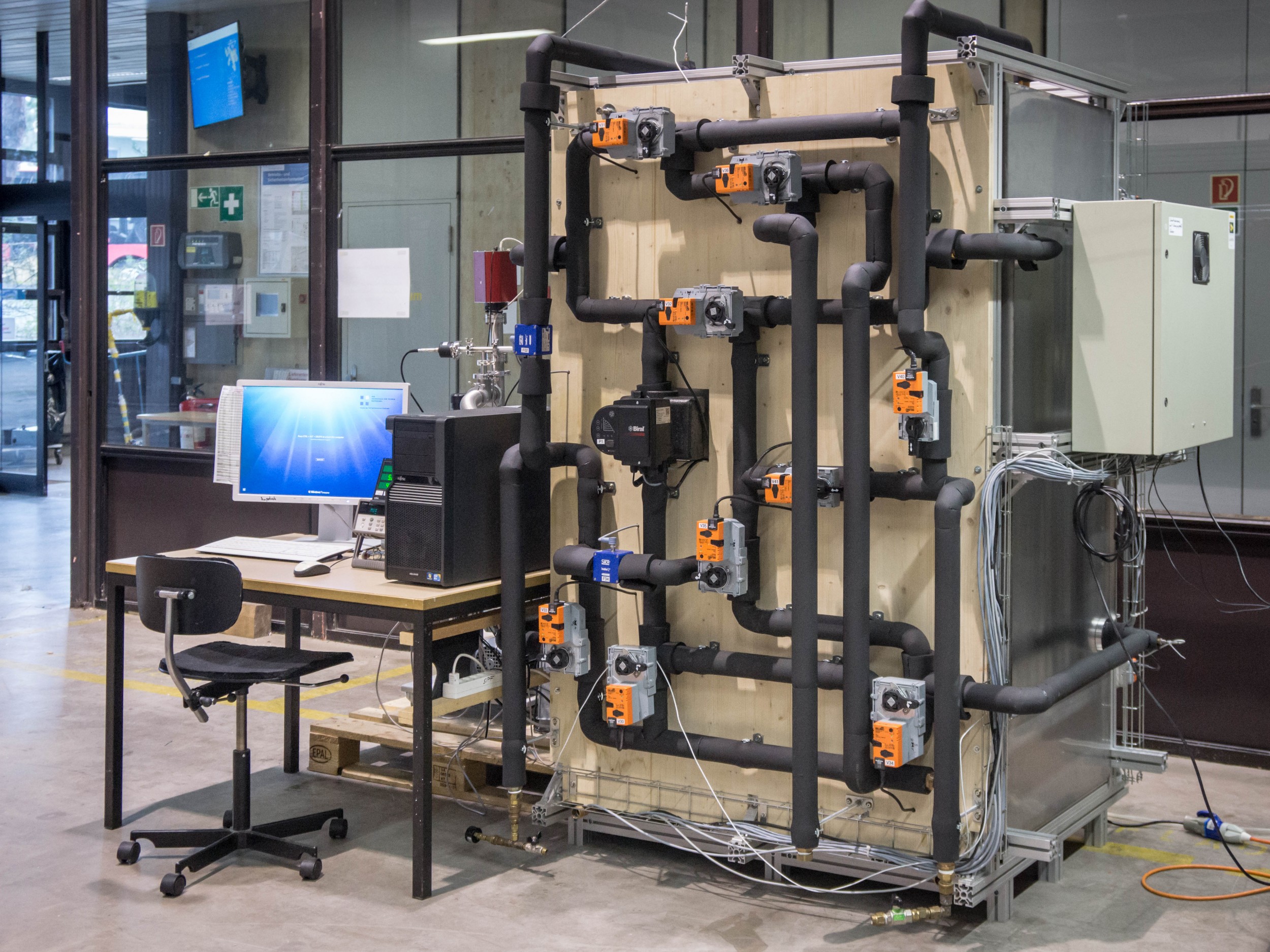 The prototype of the newly developed adsorption heat pump. Such systems could in future use waste heat from factories, for example.