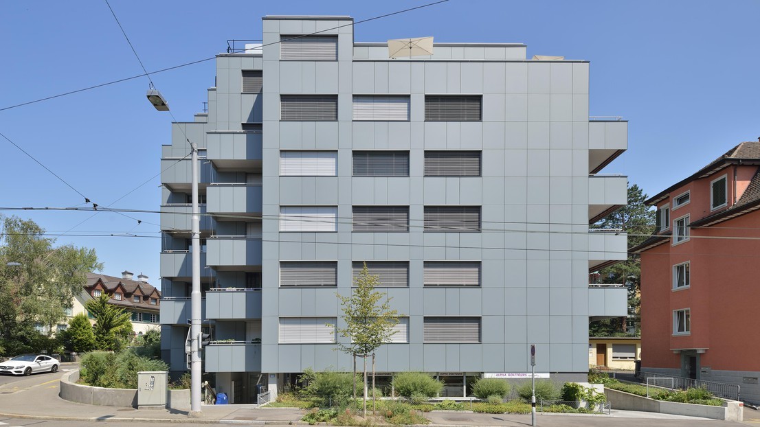 A plain Jane? Far from it – photovoltaic modules are integrated in the facade of this multi-family dwelling in Zurich.