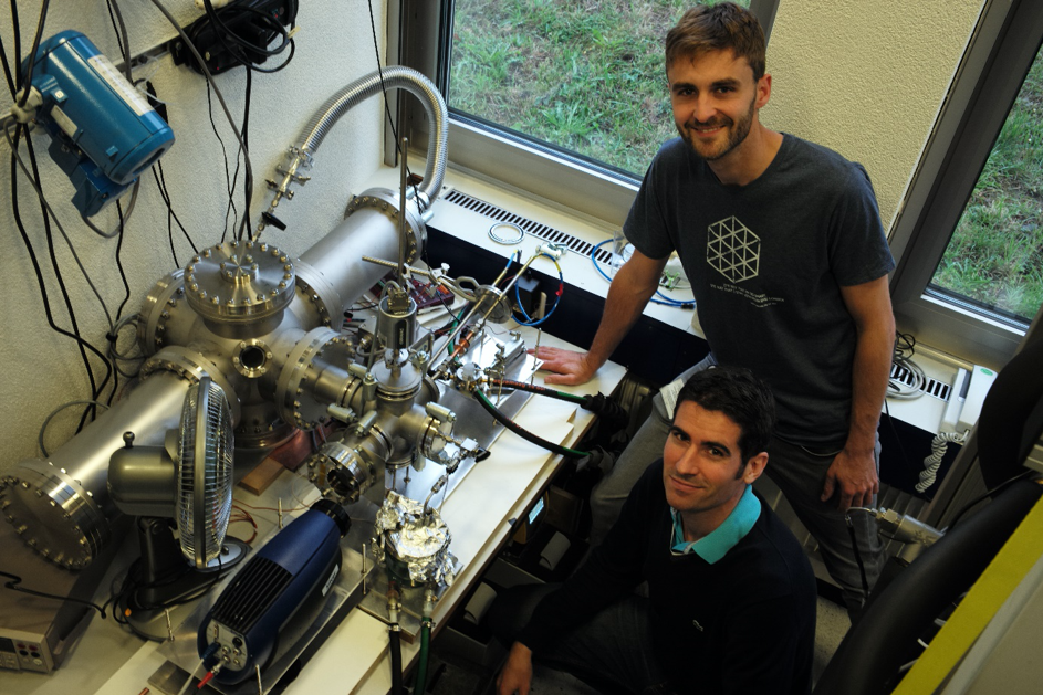 Les chercheurs Jens Ammann et Patrick Ruch avec le dispositif expérimental qui leur a permis de caractériser le transfert de chaleur et de masse dans les échangeurs de chaleur à sorption.