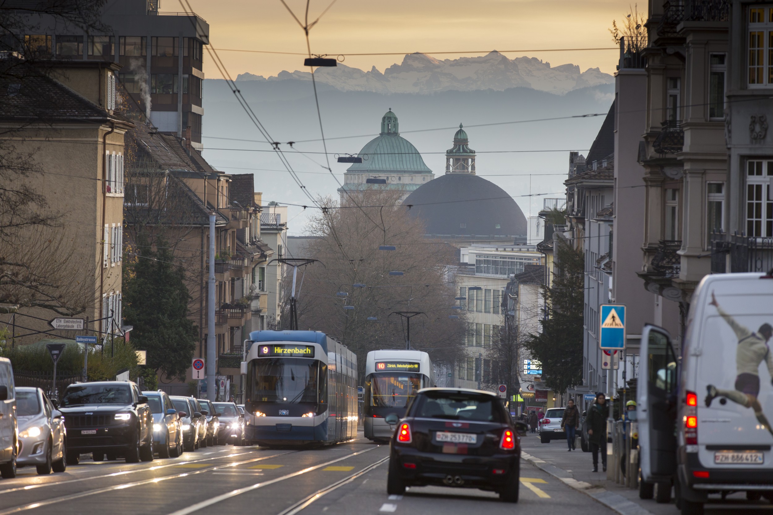 Trafic dense sur la Universitätsstrasse à Zurich : l’autopartage non seulement désencombre les routes, mais contribue également à réduire les émissions de gaz à effet de serre.