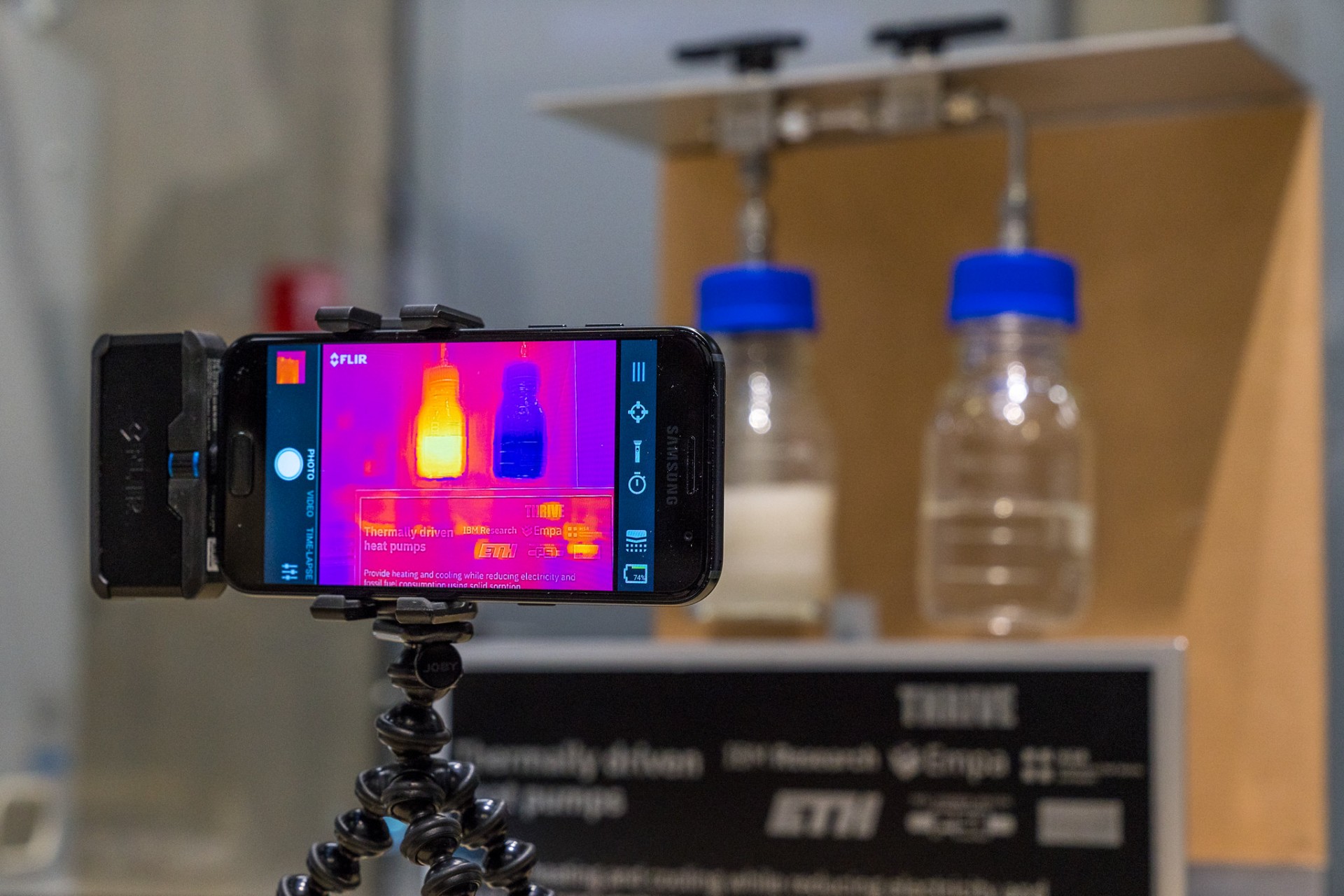 Visualisation de la chaleur : une caméra infrarouge met en évidence les différences de température durant un processus d’adsorption.