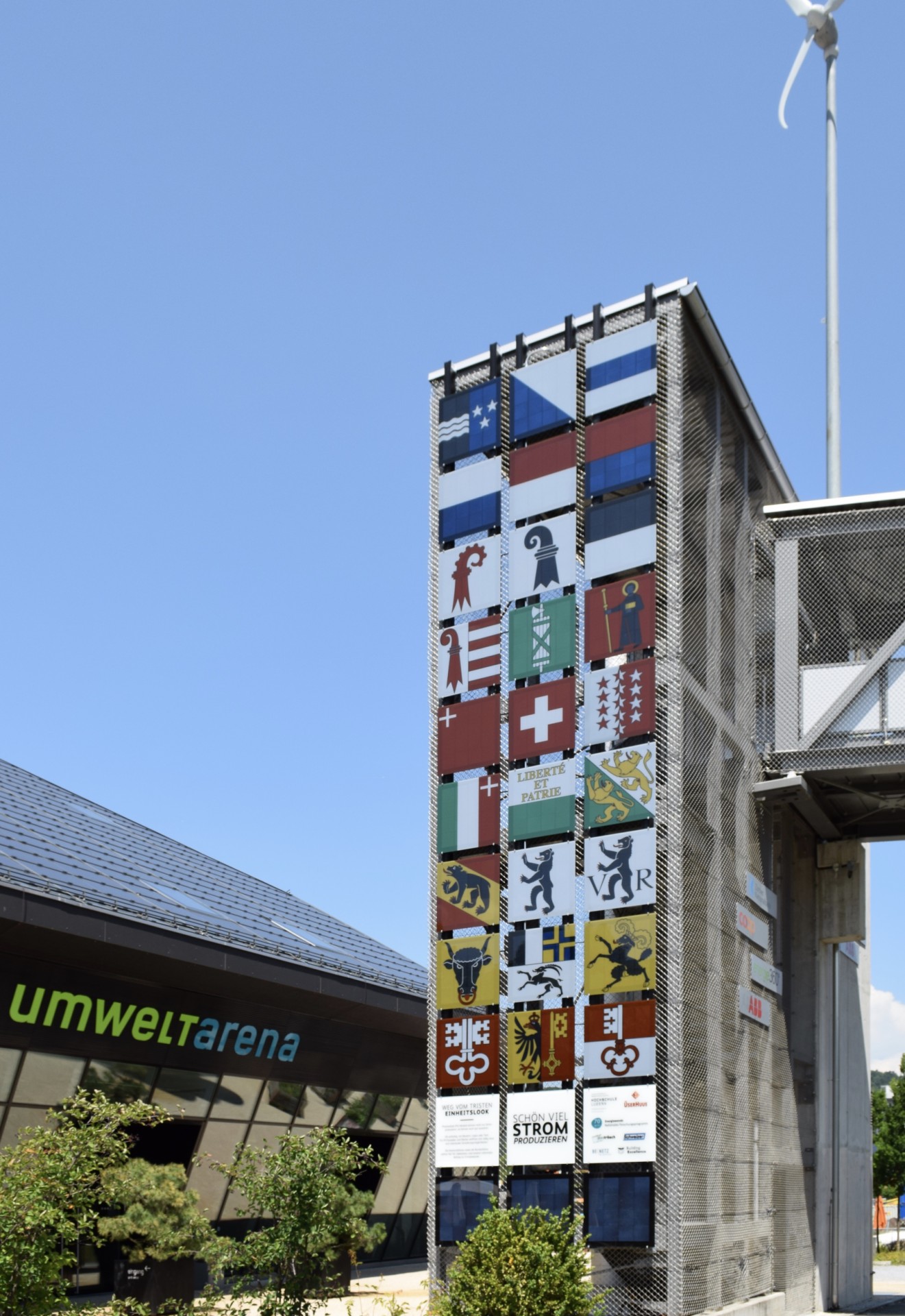 Des modules PV avec impressions des armoiries des cantons sur la tour d’escalier de l'Umwelt Arena Schweiz à Spreitenbach.