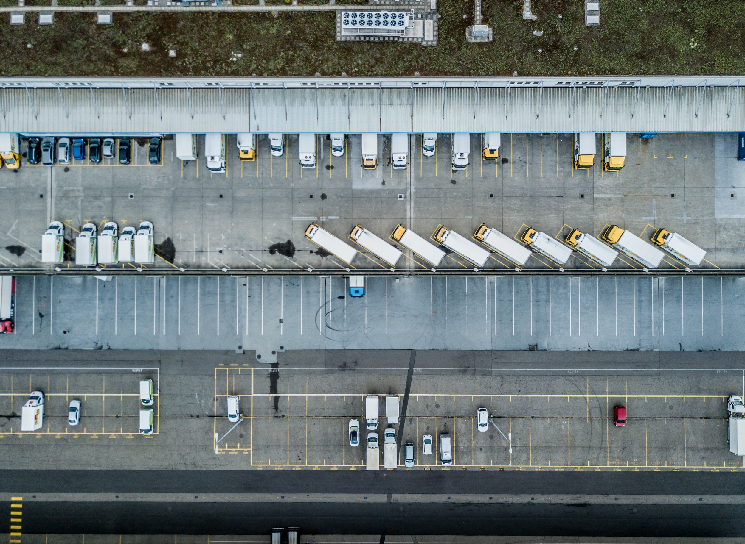 Une grande partie du trafic urbain de marchandises continuera d'être assuré par la route, avec camions et camionnettes de livraison transportant les marchandises au départ des centres logistiques.