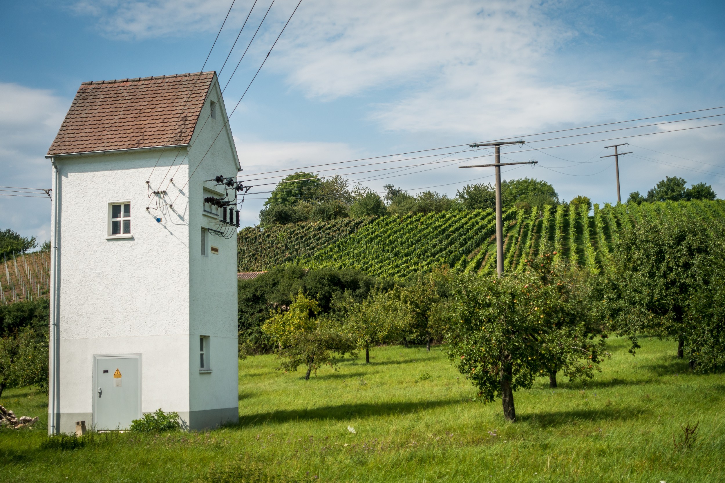 Cette maisonnette bénéficiera-t-elle prochainement de nouvelles installations ? Une mise à niveau de la technologie des transformateurs serait une solution économique pour adapter le réseau électrique à la transition énergétique.