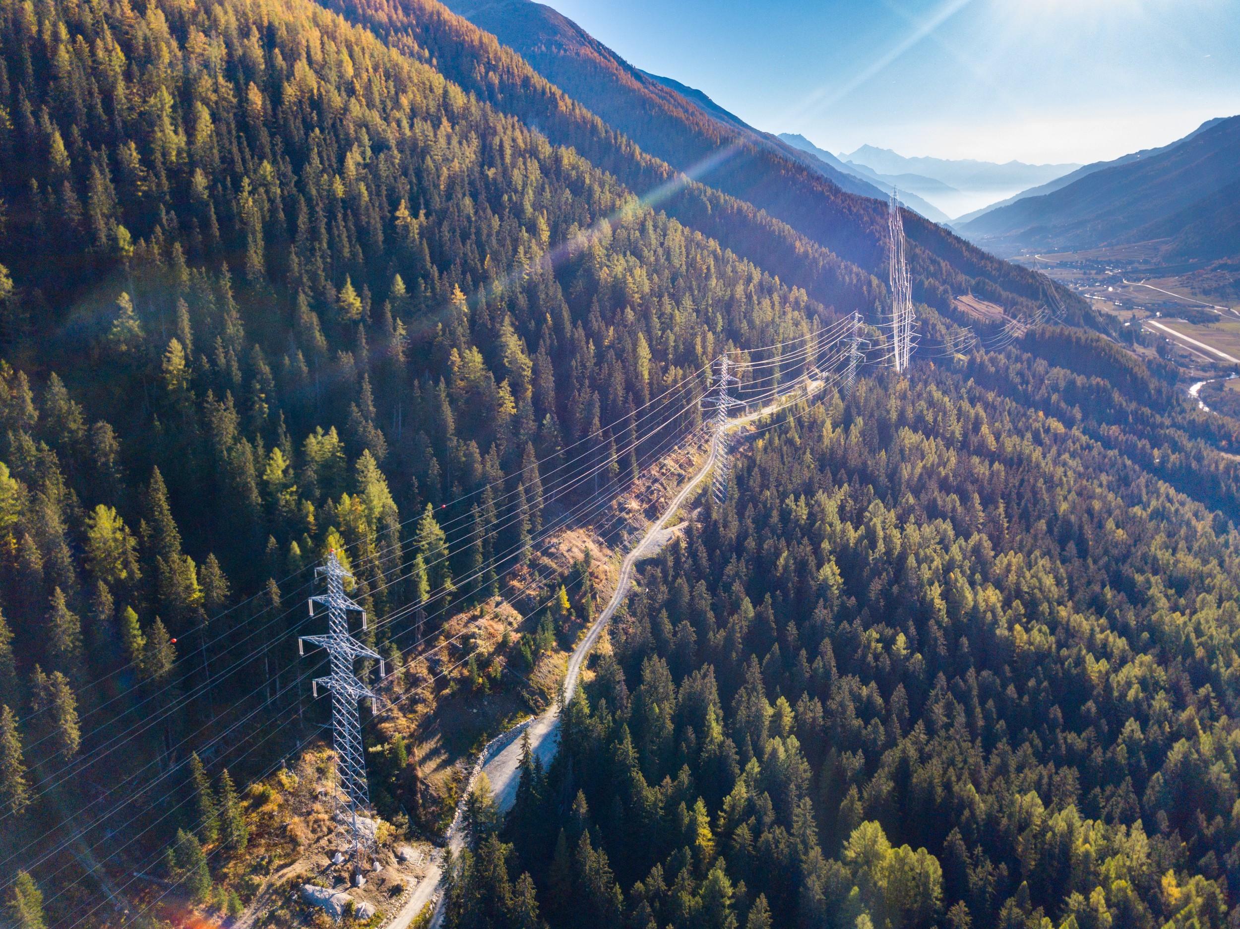 Les lignes à haute tension sont indispensables pour une importation sans interruptions d'électricité produite à l’étranger : une ligne en Valais.