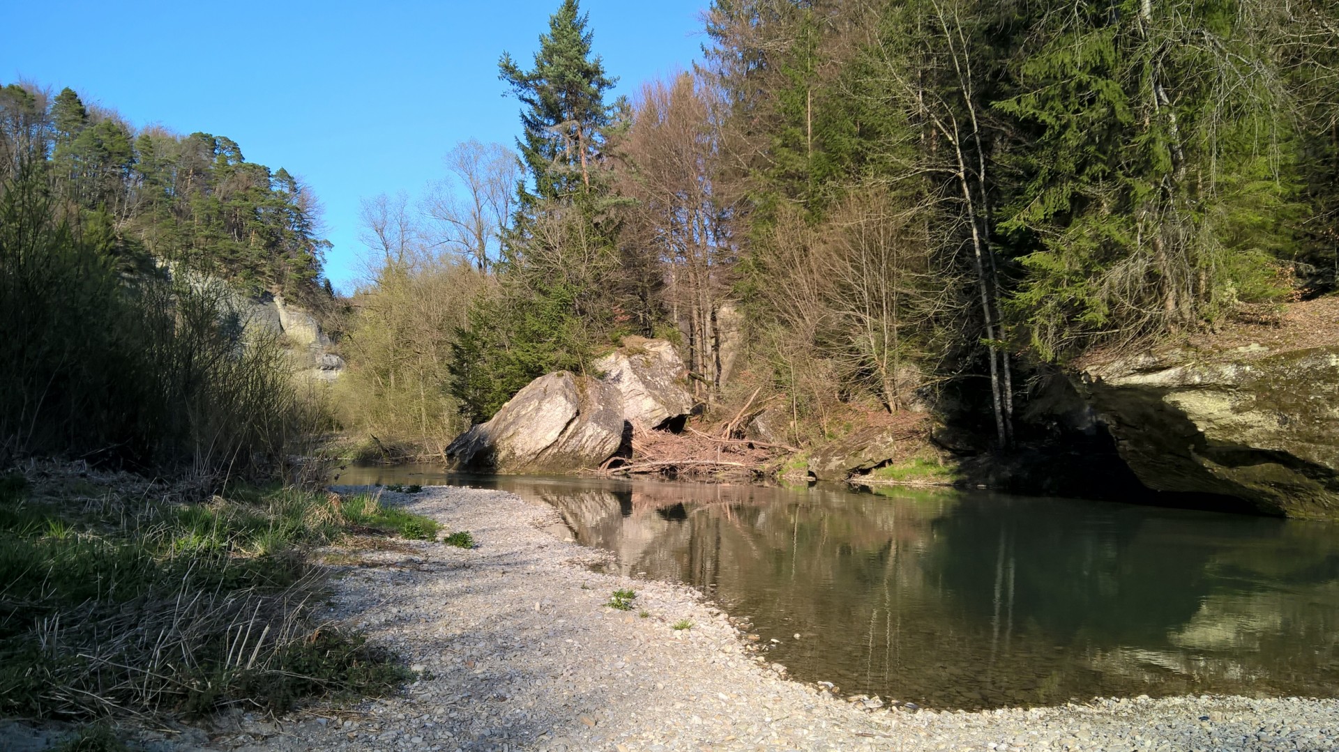 Une rivière apprivoisée : en aval du barrage de Rossens, la Sarine coule très faiblement.