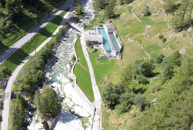 L’eau actionnant les turbines doit d’abord être débarrassée de ses sédiments à l'aide de systèmes de dessablage : usine près de Saas-Balen dans le canton du Valais.