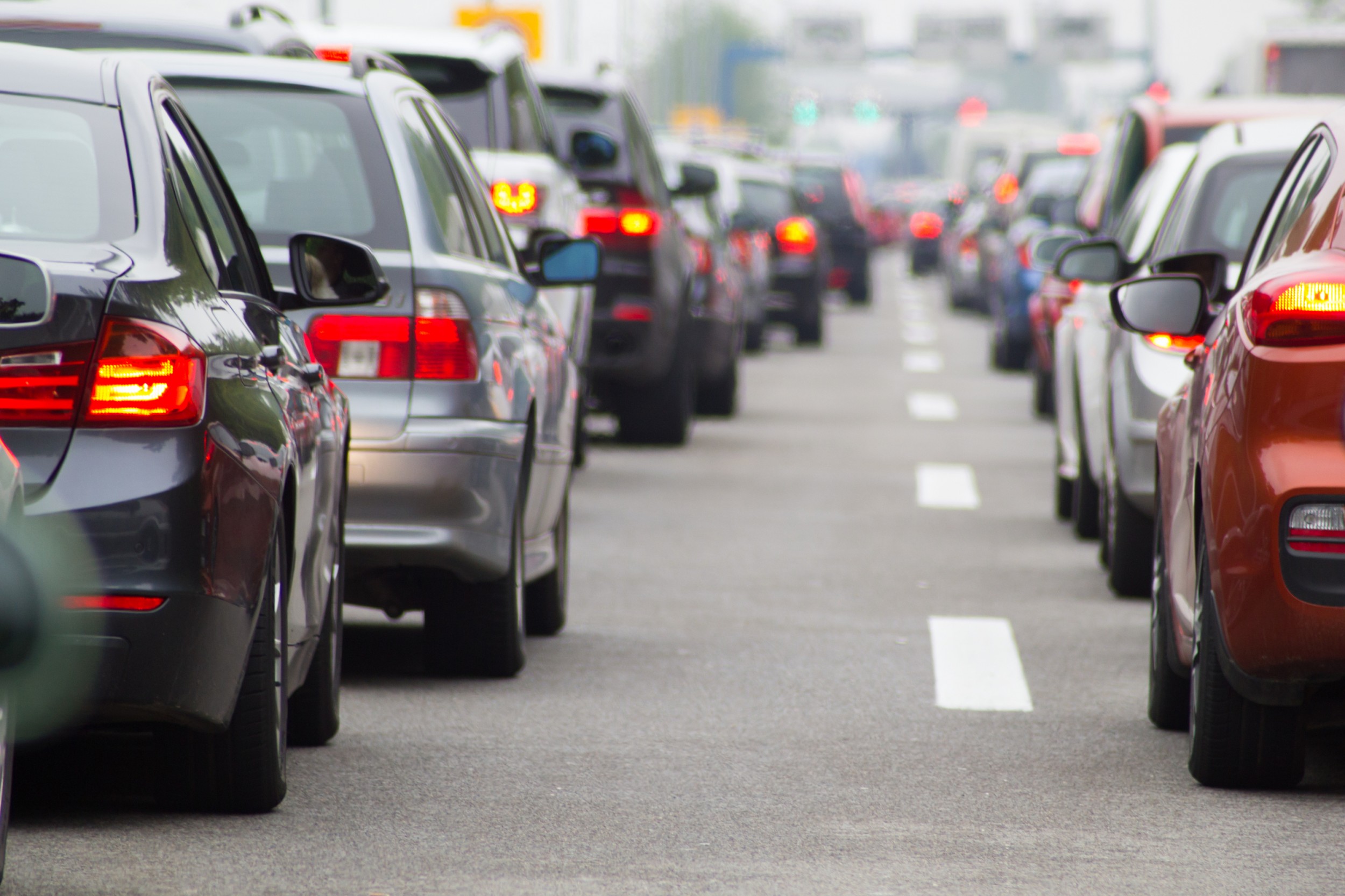 Feux de freinage à perte de vue : les routes helvétiques au quotidien.