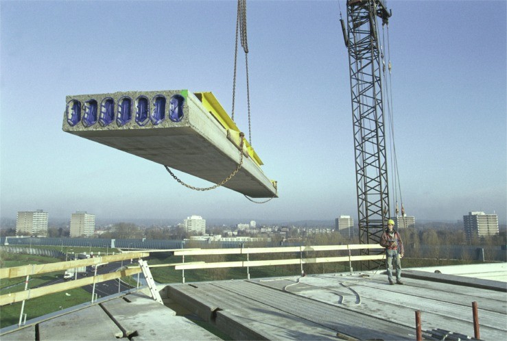 Le béton est précontraint pour le rendre plus résistant à la traction.